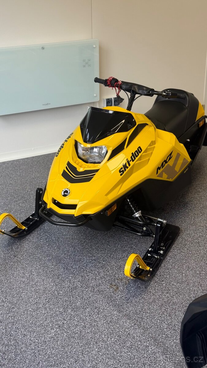 Dětský sněžný skútr Skidoo MXZ 120