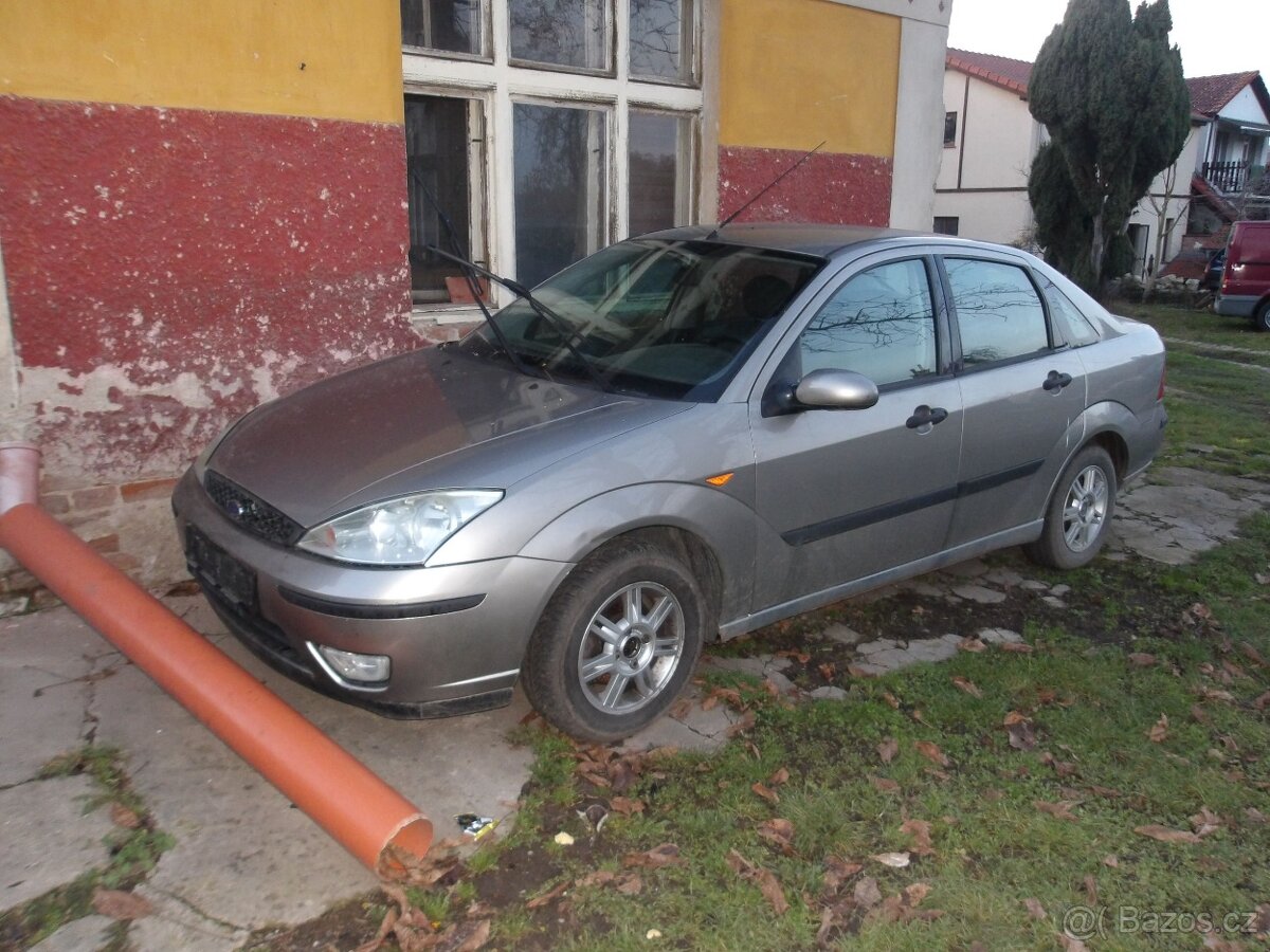 Ford Focus sedan benzín