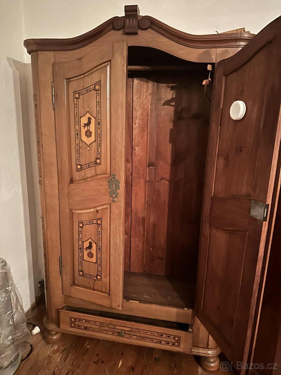 Starožitná skříň