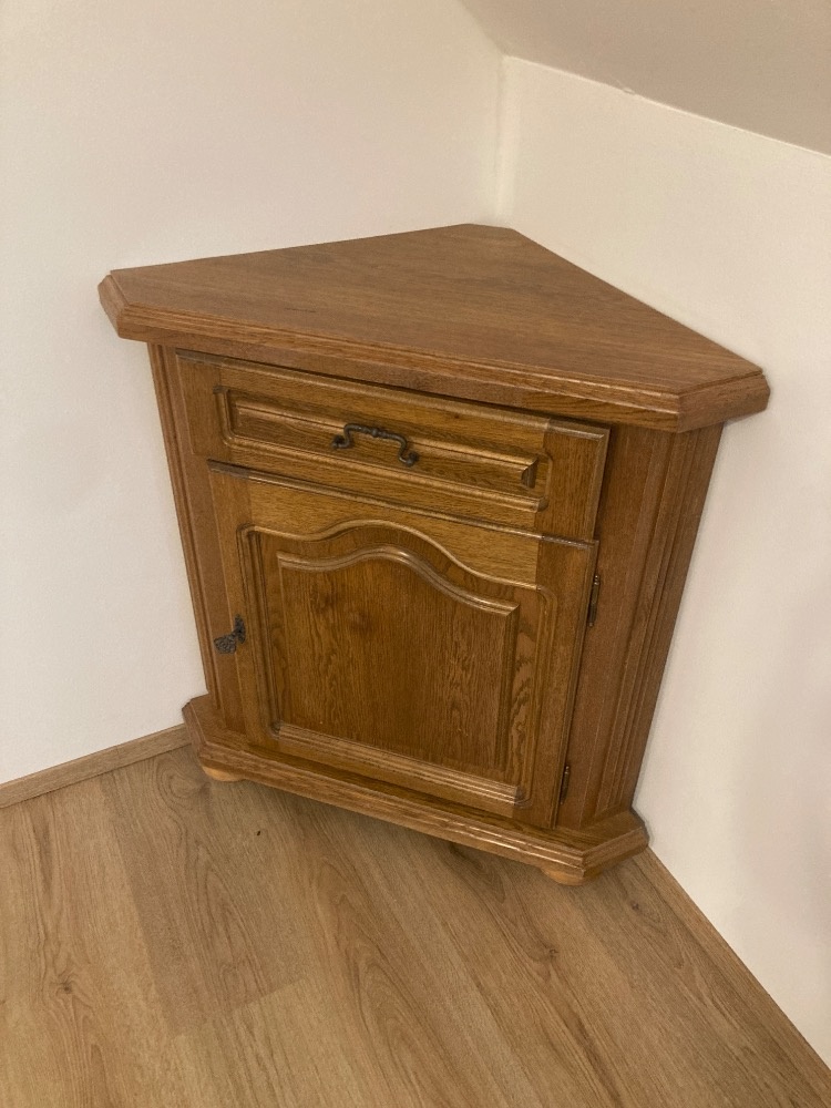 Rustikální rohová skříň