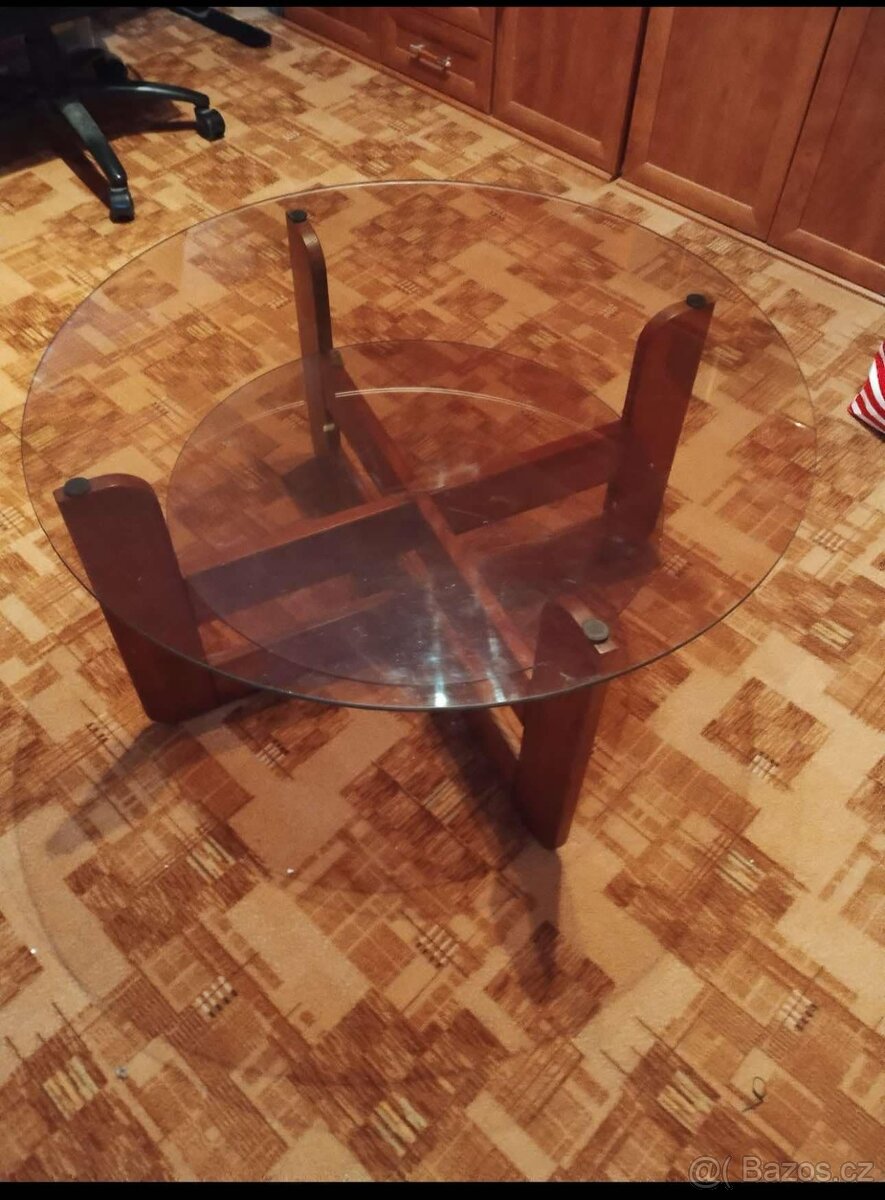skleněný konfereční stolek