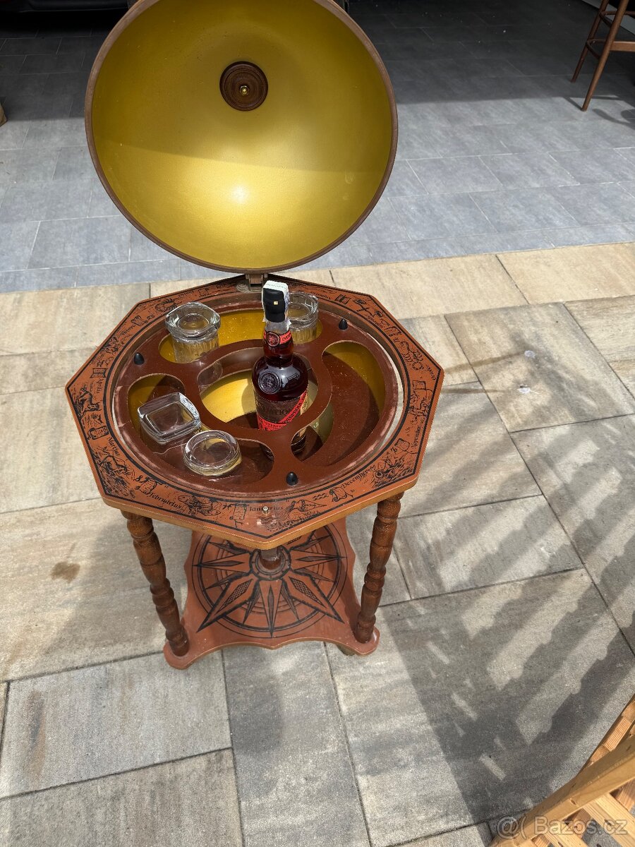 Bar glóbus, regál na víno