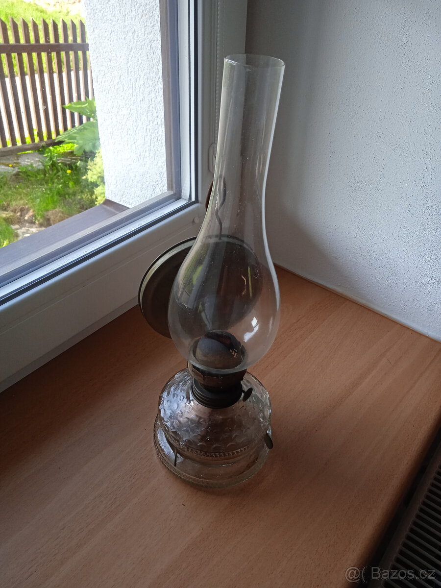 Prodám levně starožitnou petrolejovou lampu