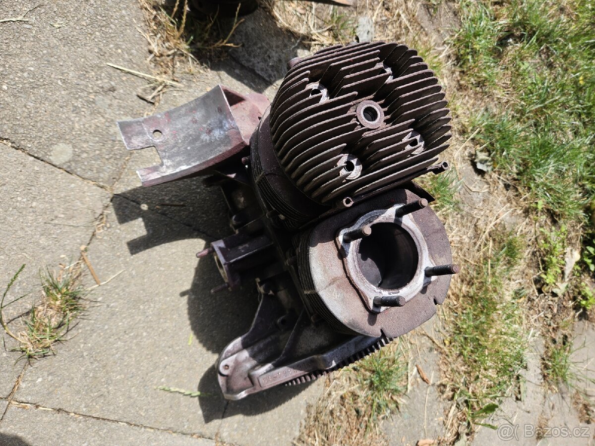 2x motor Trabant 601 (díly)