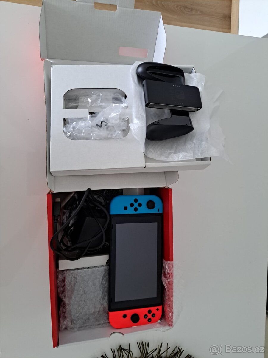Konzole Nintendo Switch - Neon Red/Neon Blue + 2 ovladace