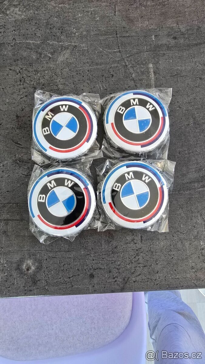 Středové krytky kol 68mm Anniversary logo nepoužité