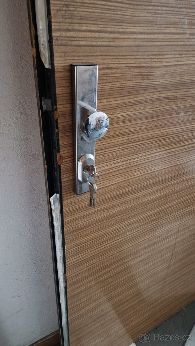 Vchodové dveře, bezpečnostní kování