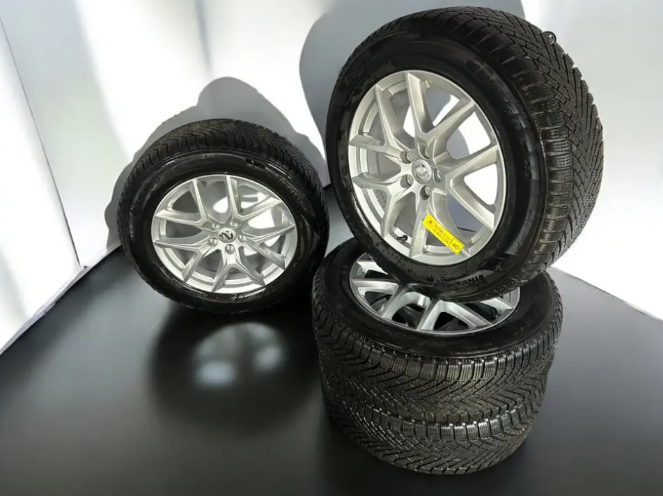Zánovní originální alu kola Volvo 5x108+ 235/60r18
