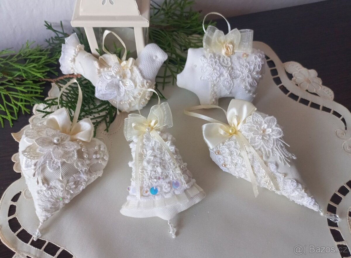Sada vánočních ozdob ve smetanové barvě