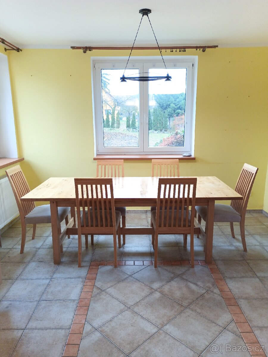 Rozkládací kuchyňský stůl z masivu.