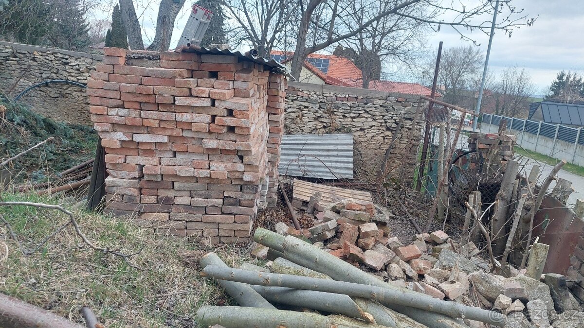 Staré očištěné cihly z bouračky, kameny za odvoz