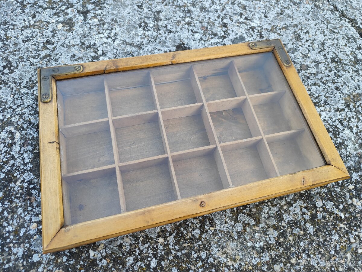 Stará sběratelská krabice, box na sbírku