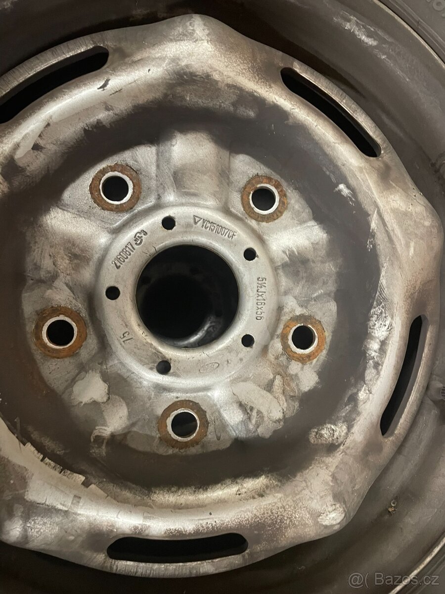 Pneu + plechové disky z vozu Ford Tranzit