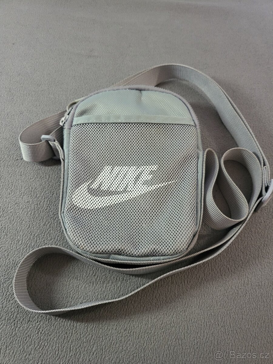 Originální Nike taška přes rameno – stylová a praktická