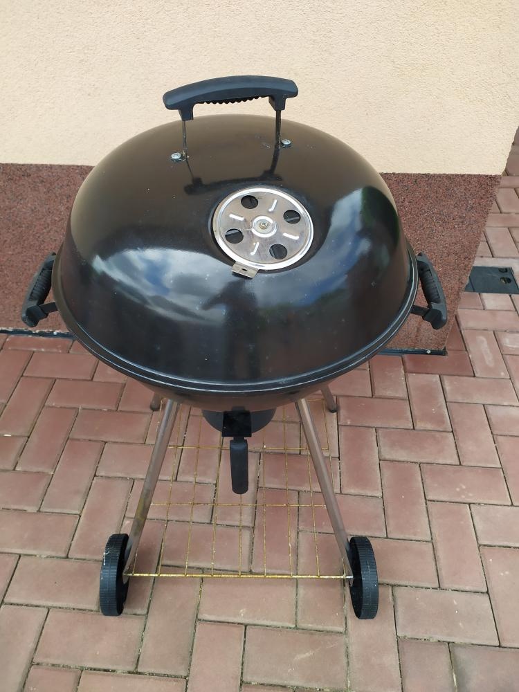 Zahradní gril na dřevěné uhlí
