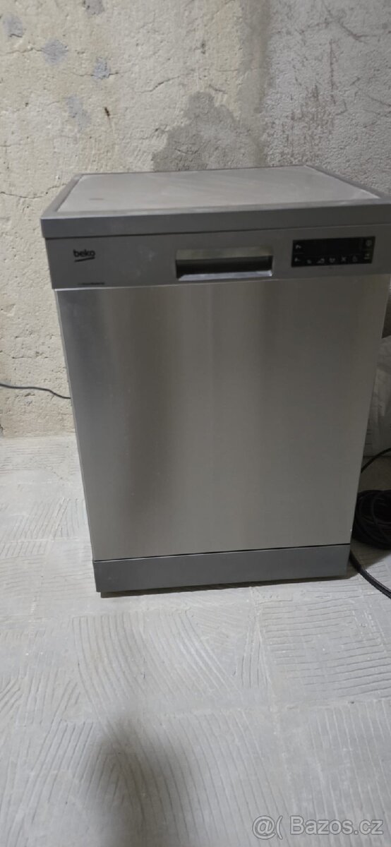 Myčka nádobí Beko DFN28422X