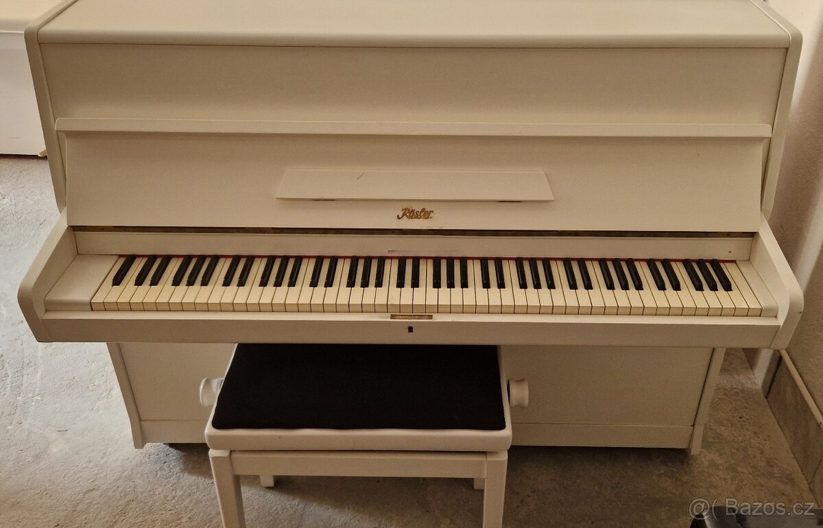 Bílé piano Rösler - Petrof se židlí