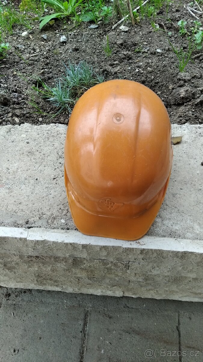 Přilba k motorové pile
