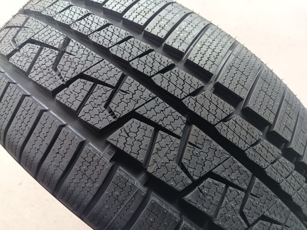 225/45 R17 APLUS (3024)