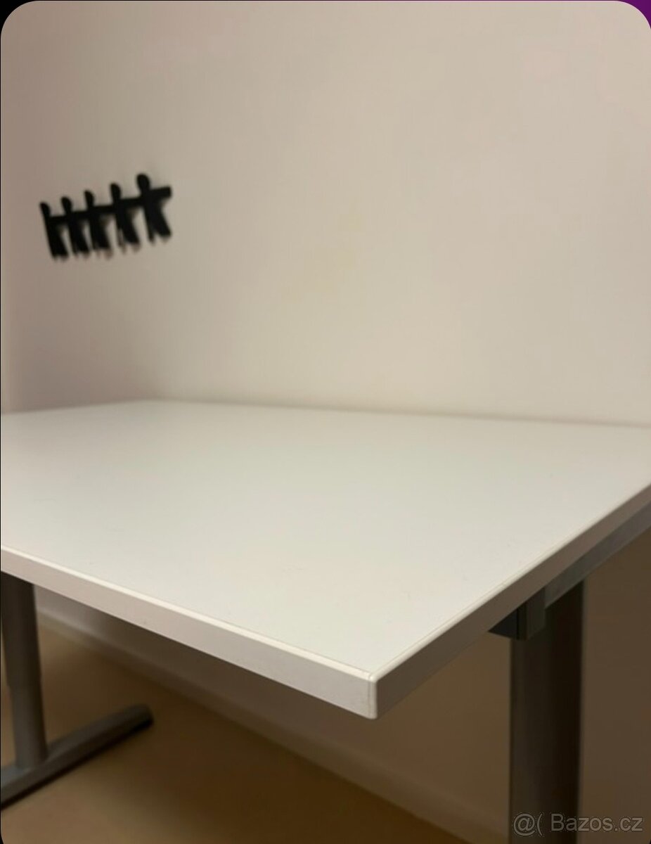 Krásný nastavitelný IKEA stůl