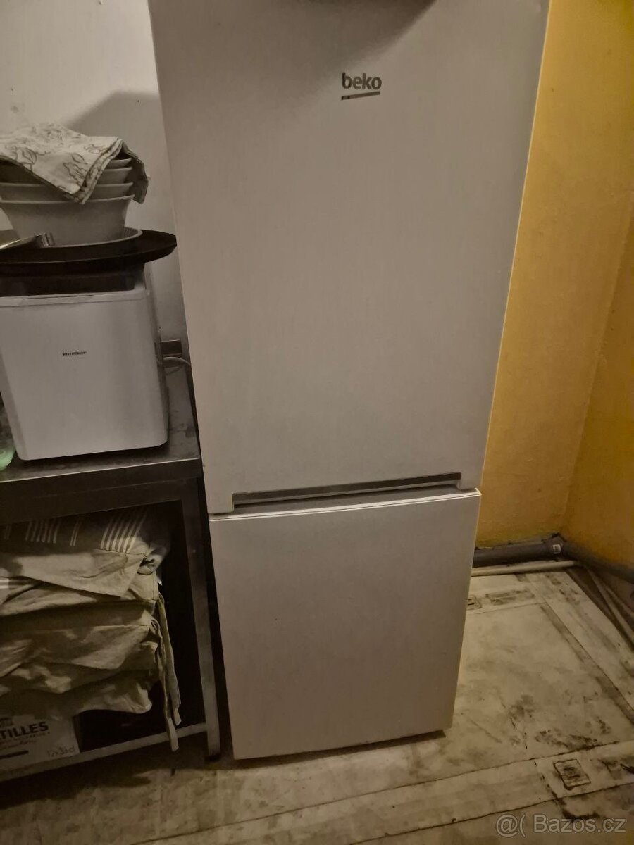 Kombinovaná lednice Beko RCSA 240M20W