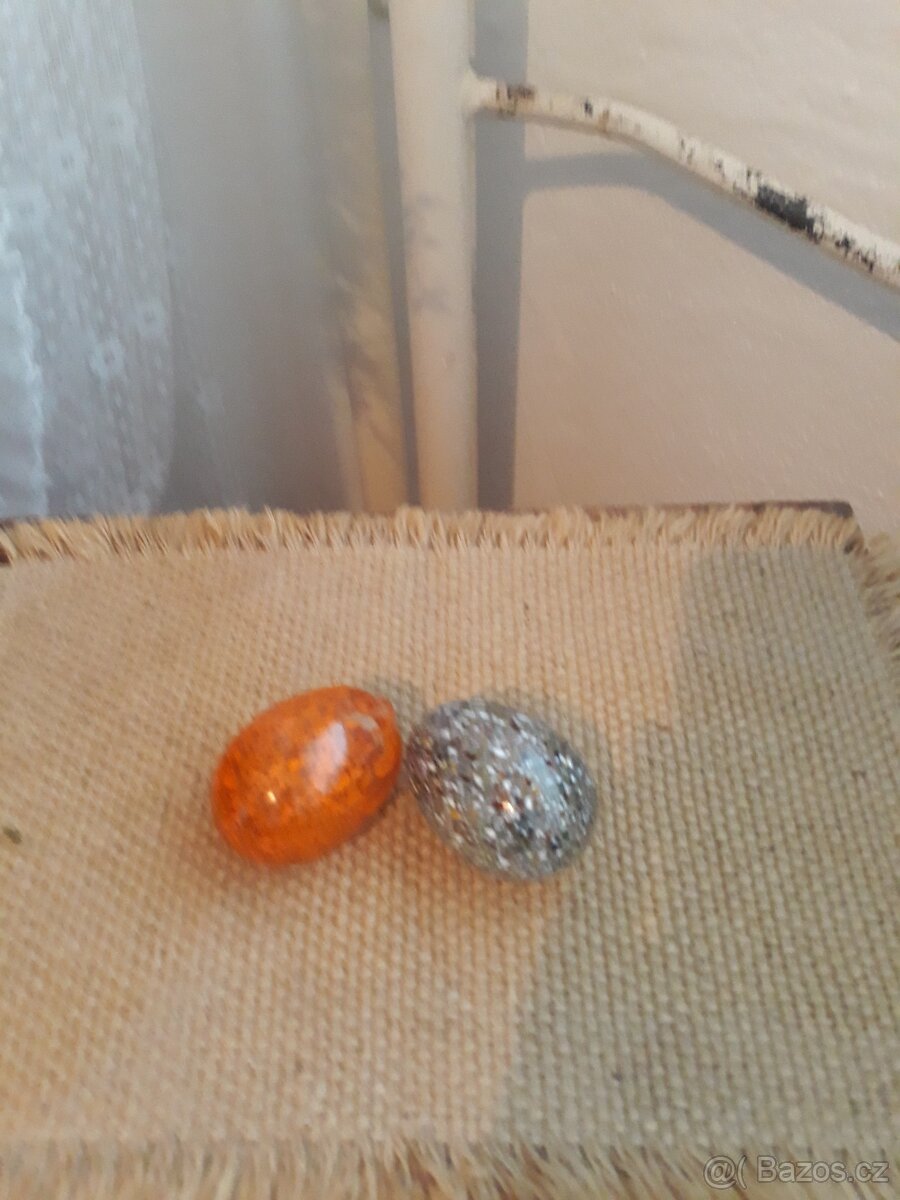 Slleněná vejce a drobné předměty ze skla a porcelánu