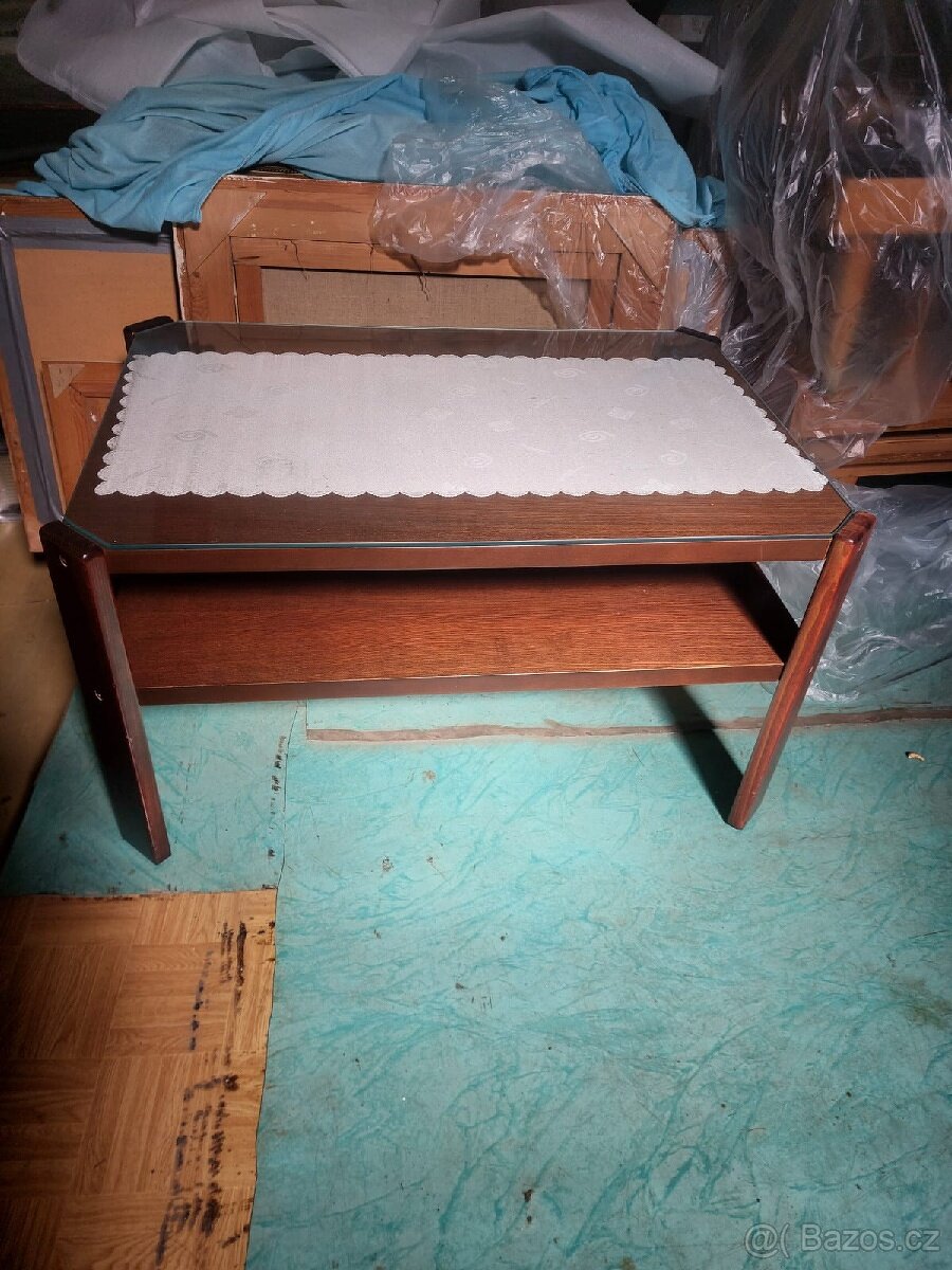 Konferenční stolek dřevěný se sklem