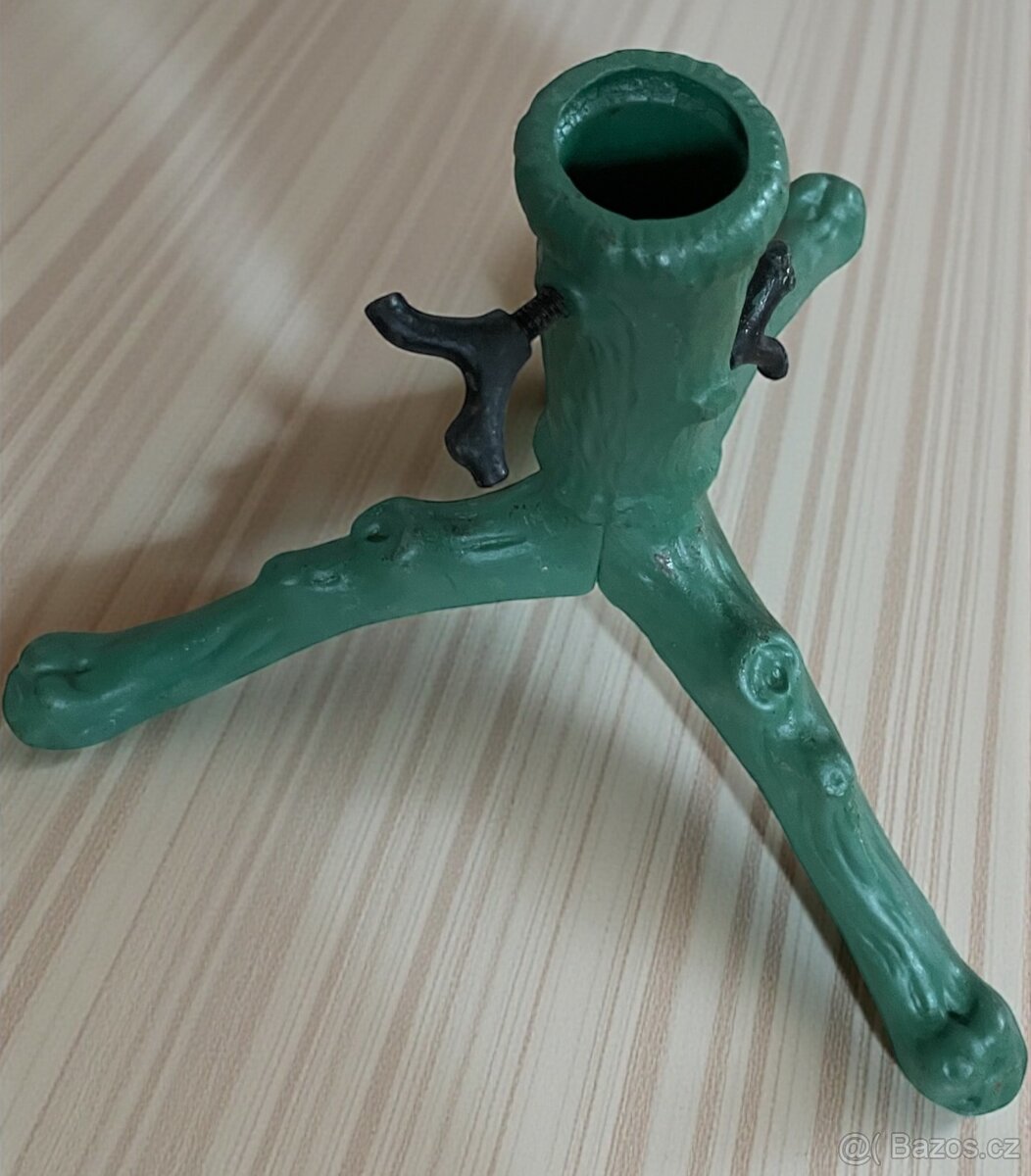 starší litinový stojan na vánoční stromek