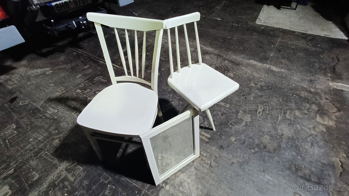 Staré židle a zrcadlo