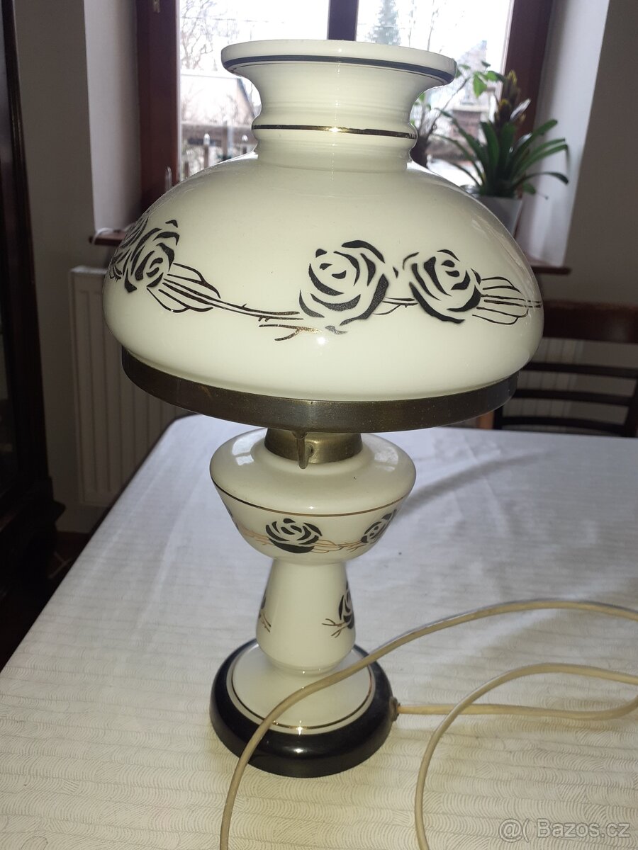 PETROLEJOVÁ LAMPA S RŮŽEMI NA EL.
