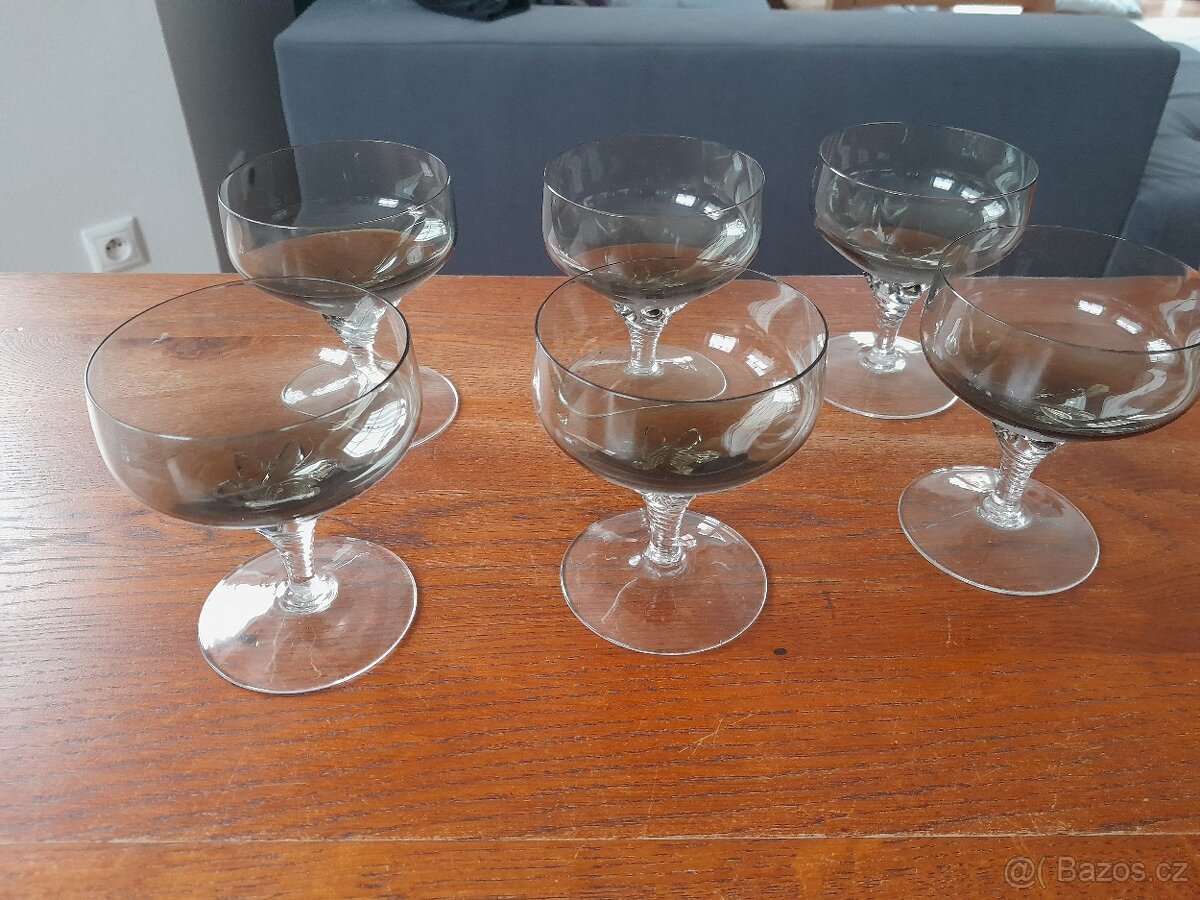 Kouřové retro skleničky s kroucenou stopkou