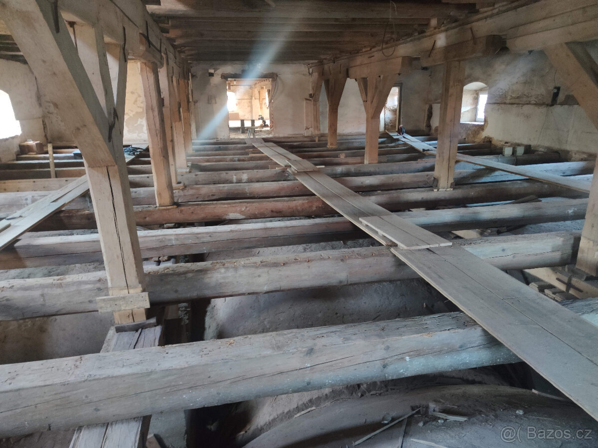 Staré tesané trámy 14m a fošny