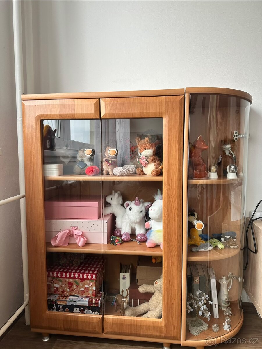 Komoda/skřínka se skleněný dveřmi