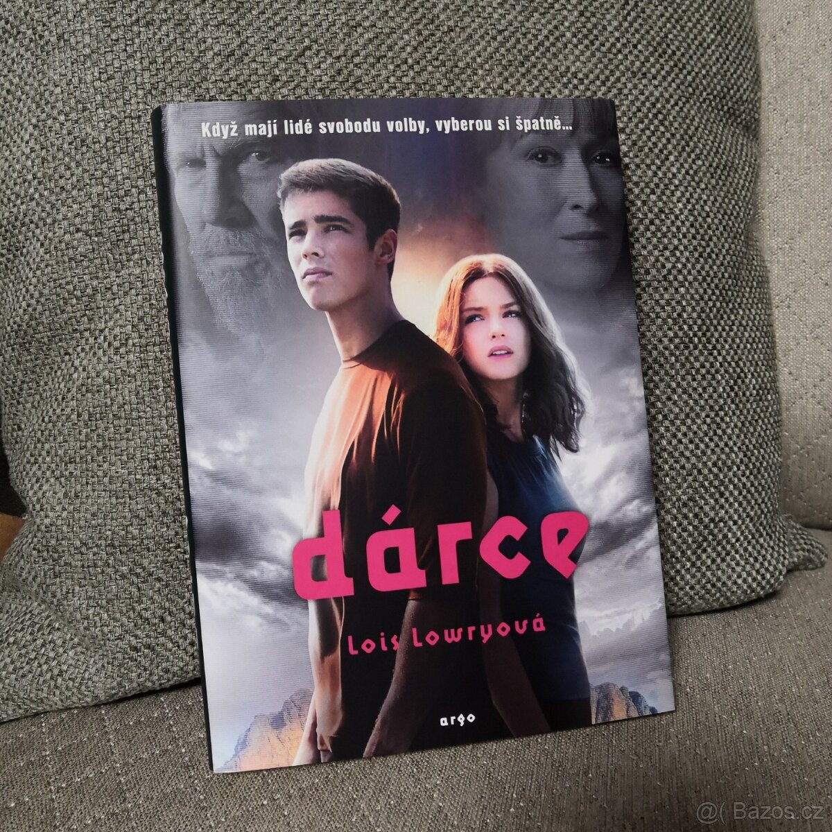 Dárce (Lois Lowry) filmový přebal 2. vydání