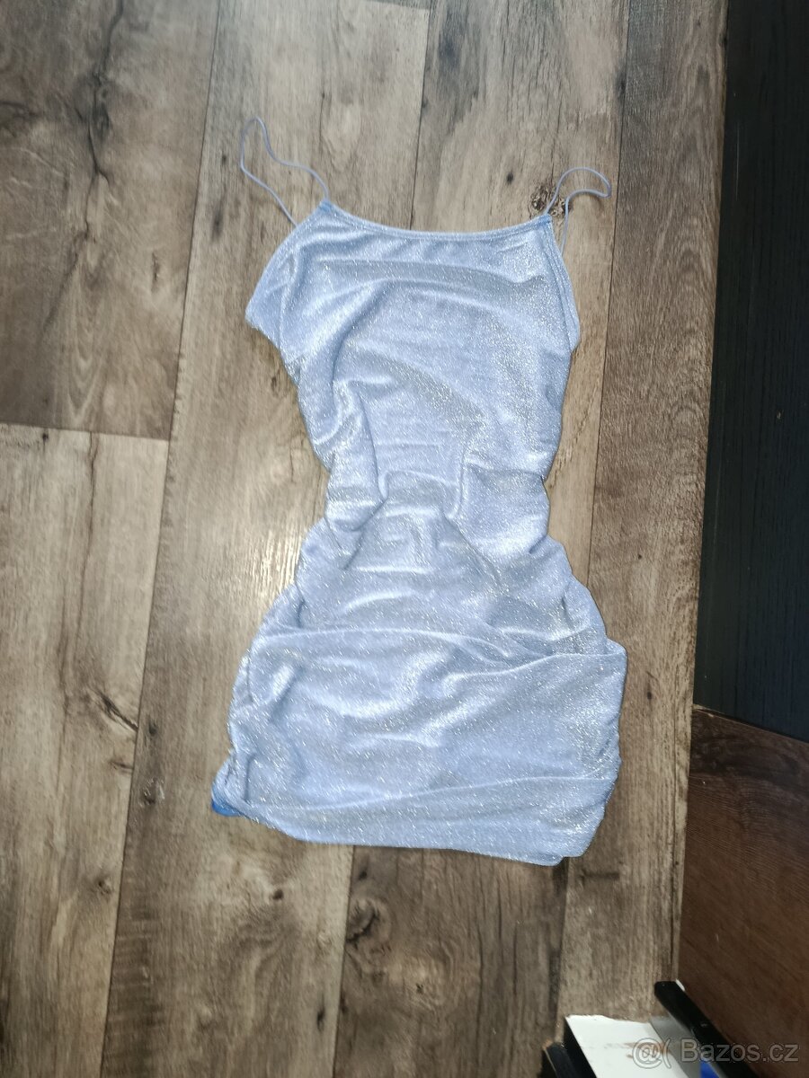 Světle modré třpytivé šaty