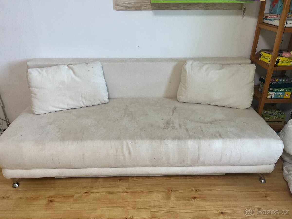 Bilý rozkládací gauč s úložným prostorem