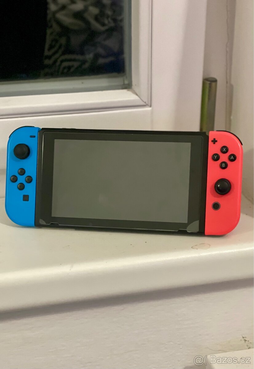 Nintendo Switch - dobrý stav + ochranné sklo