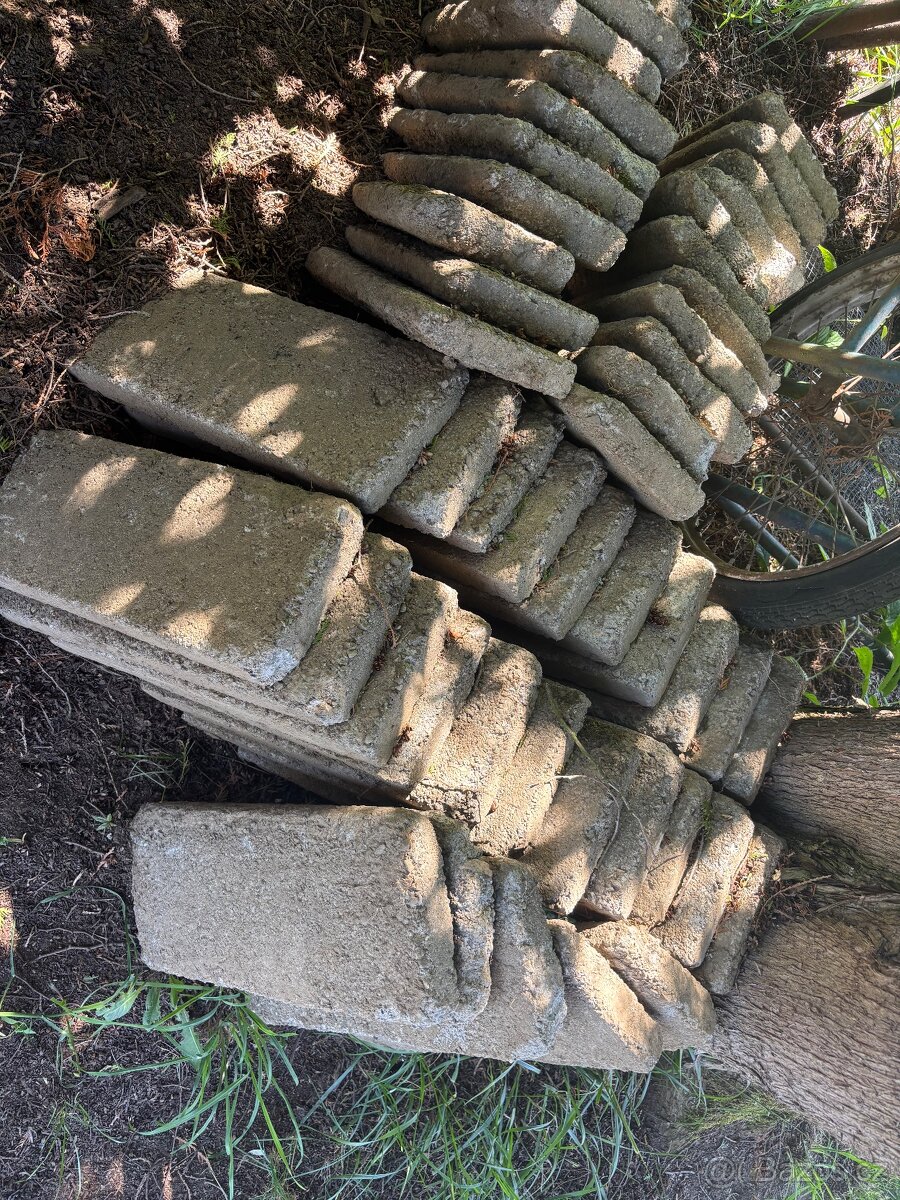 Betonové obrubníky za odvoz