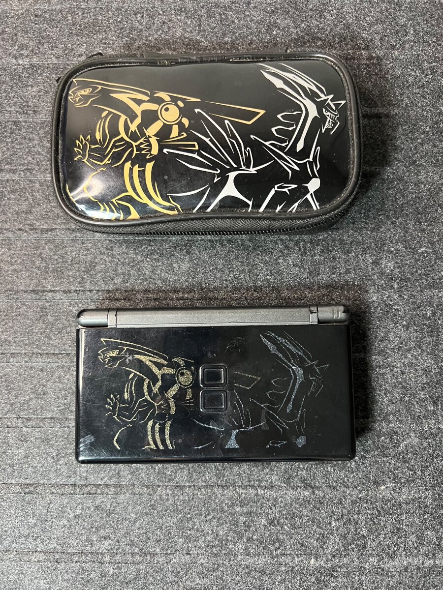 Nintendo DS Lite – Pokémon edice + pouzdro + hry zdarma