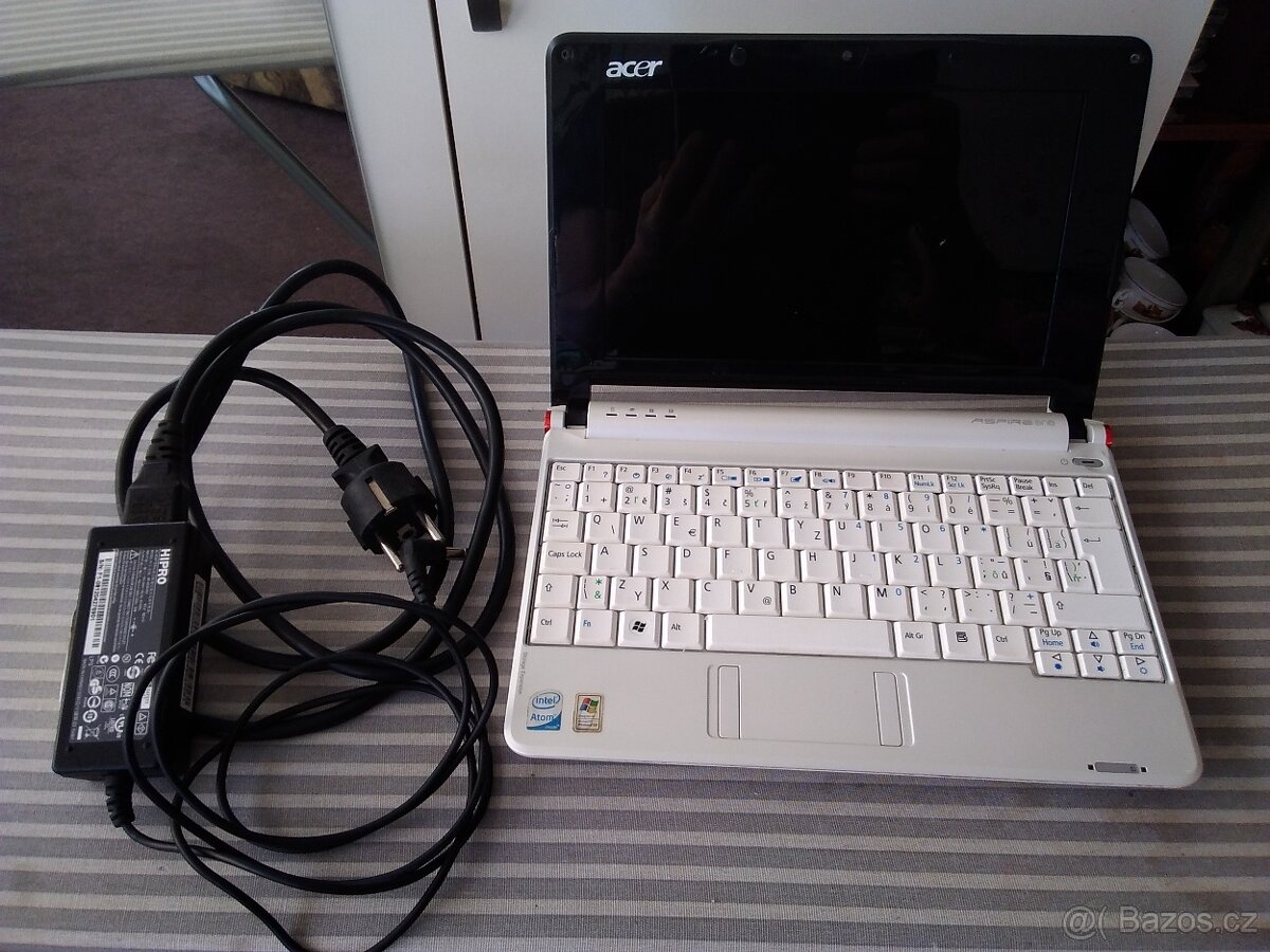 Acer Aspire One ZG5 bílý s prasklým displejem.