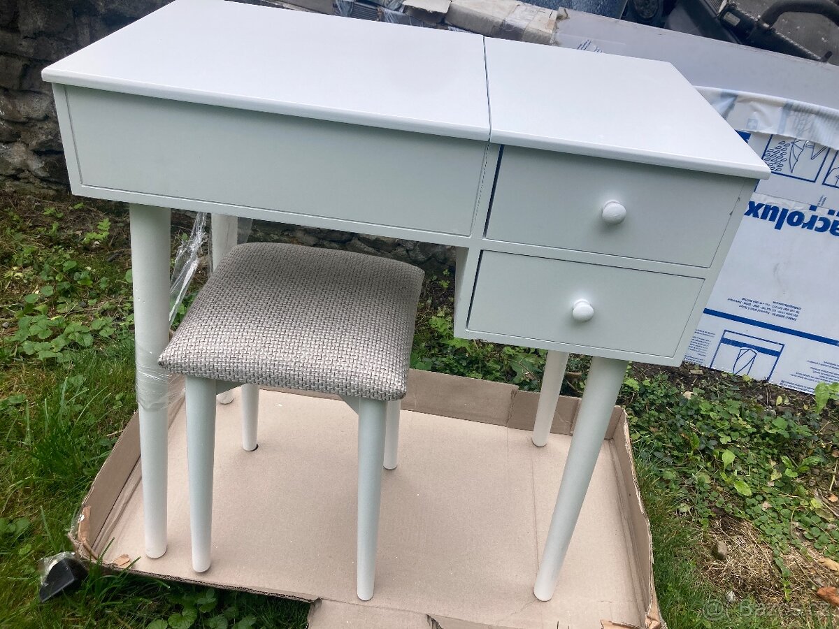 kosmetický stolek, toaletní stolek