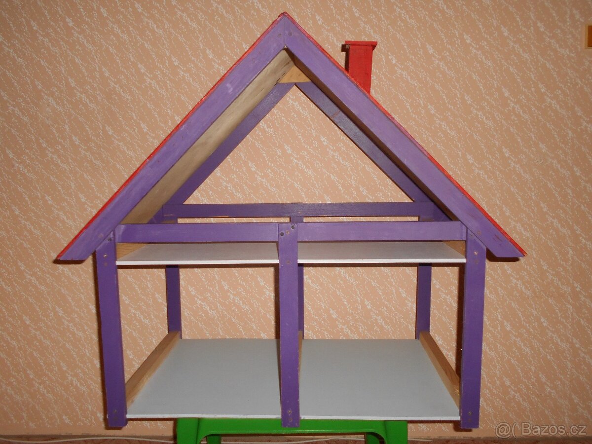 Domeček dřevěný pro panenky Barbie.