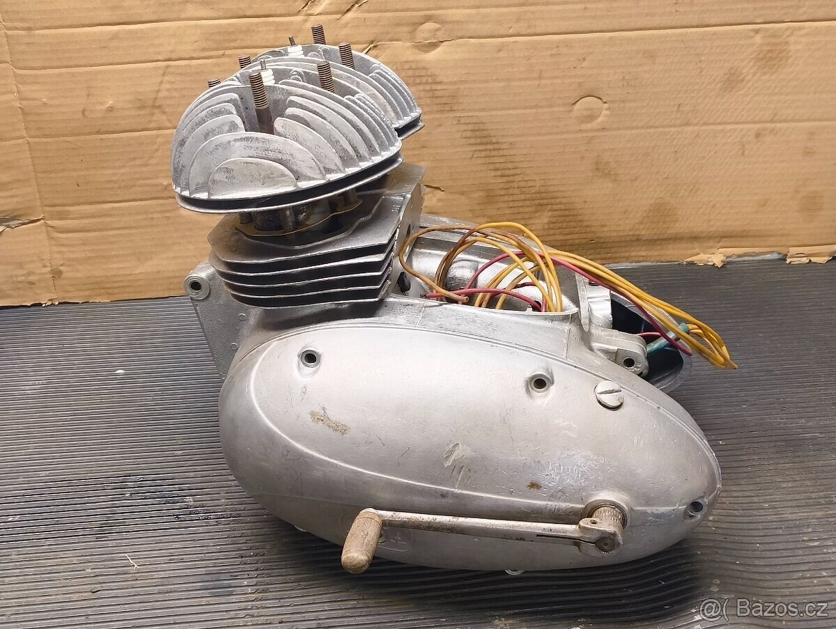 Motor Jawa 350 Pérák BEZ ČÍSLA kartery víko hlavy komunista