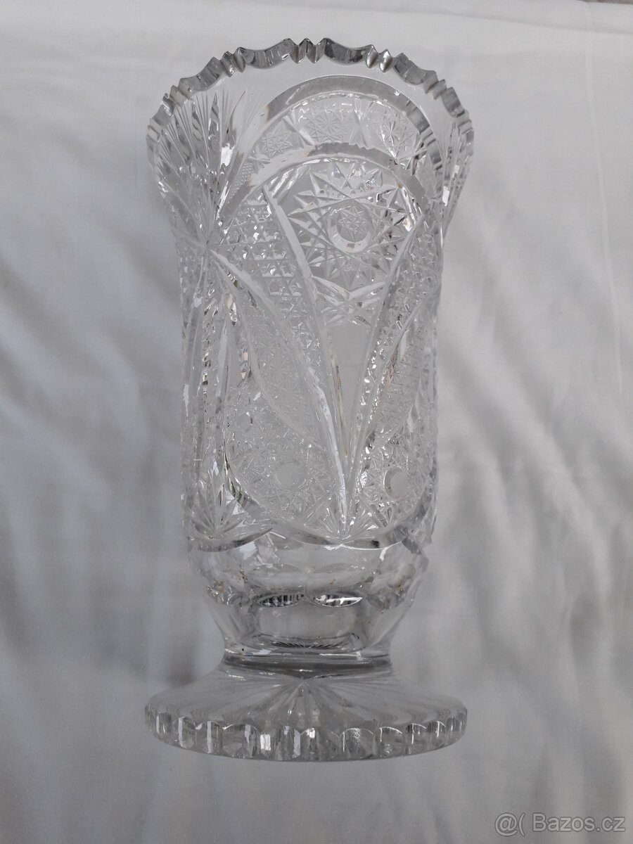 Prodám broušenou, křištálovou vázu viz foto. Výška 30 cm.