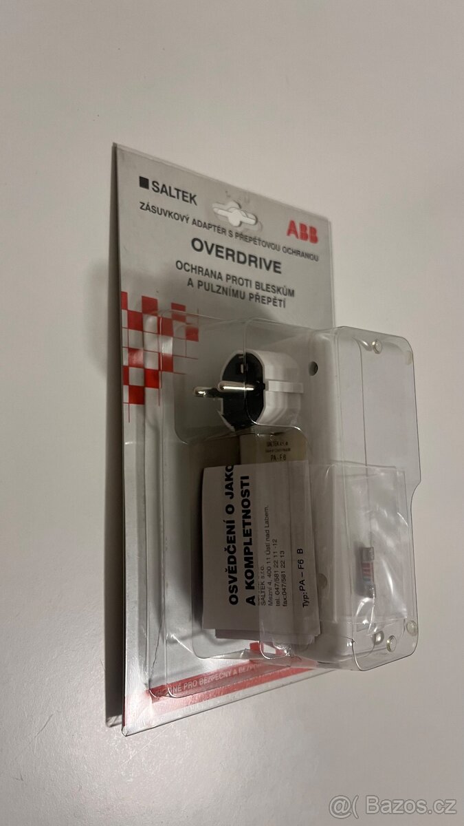 Zásuvkový adaptér s přepěťovou ochranou ABB