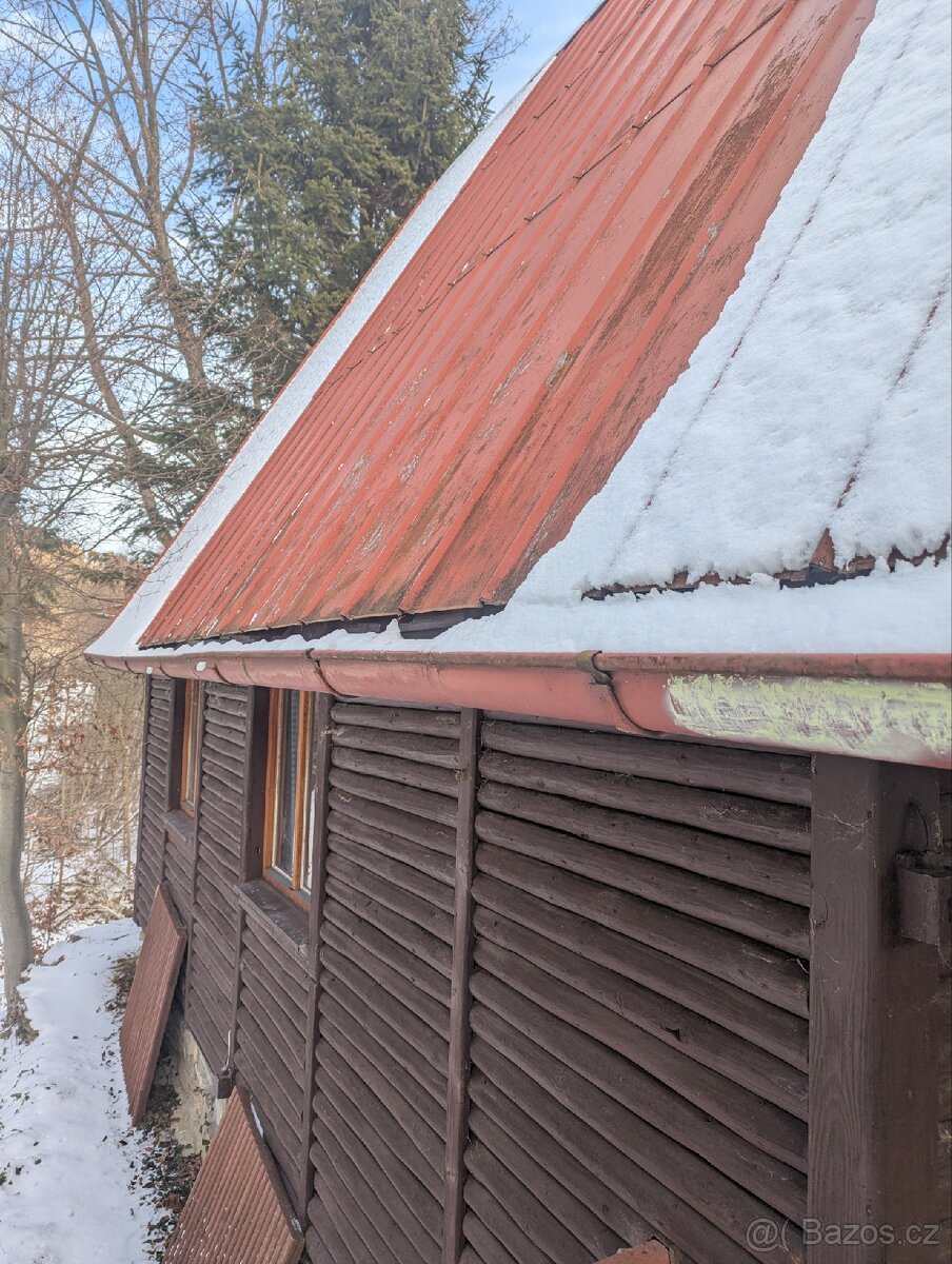 Plechová střecha z chaty, okapy , ostatní materiál.