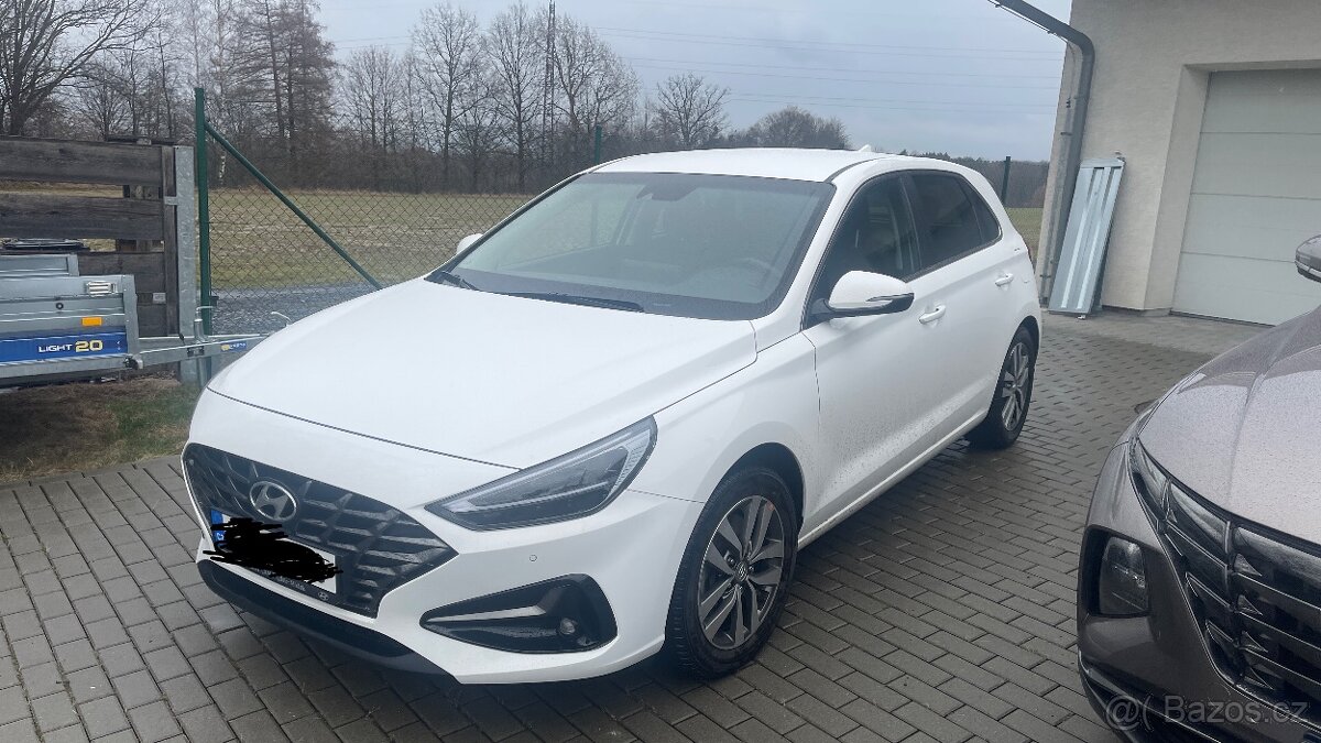 i30 Hatchback, benzín 1.5i, bílá, tažné