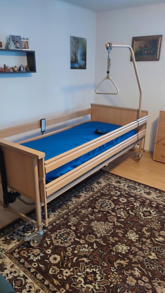 Elektrická polohovací postel s hrazdou