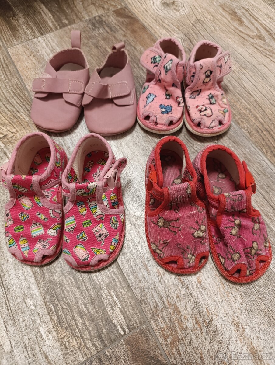 Sada: Capáčky, bačkůrky/přezůvky od vel. 19