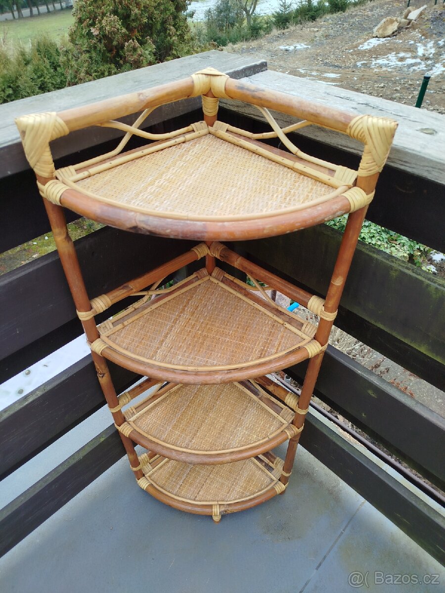 Ratanový rohový regál